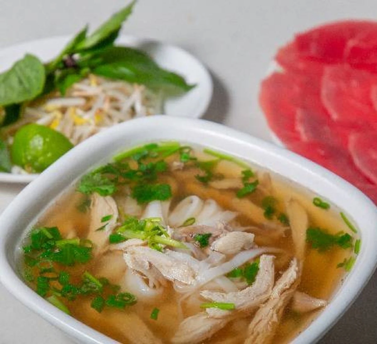 - shredded chicken noodle soup 鸡丝粉